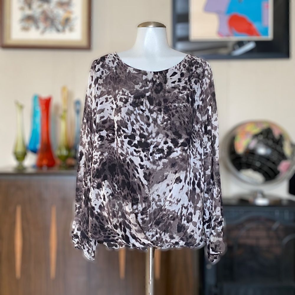 𝅺VINCE Camuto semi sheer animal print top size M